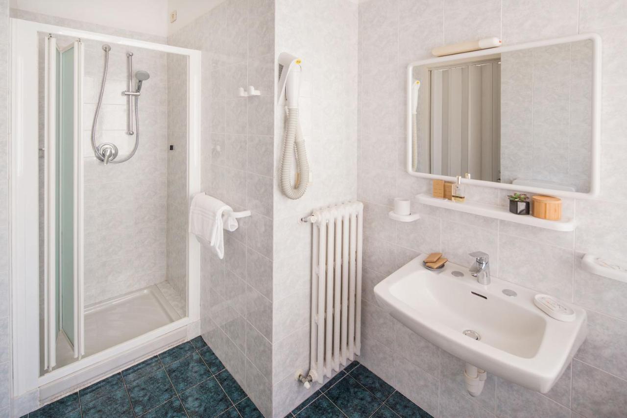 Hotel Virginia Diano Marina Kültér fotó