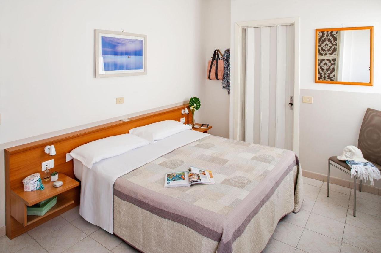 Hotel Virginia Diano Marina Kültér fotó