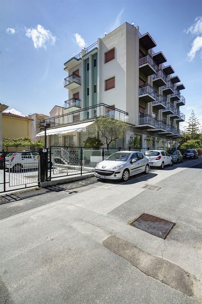 Hotel Virginia Diano Marina Kültér fotó