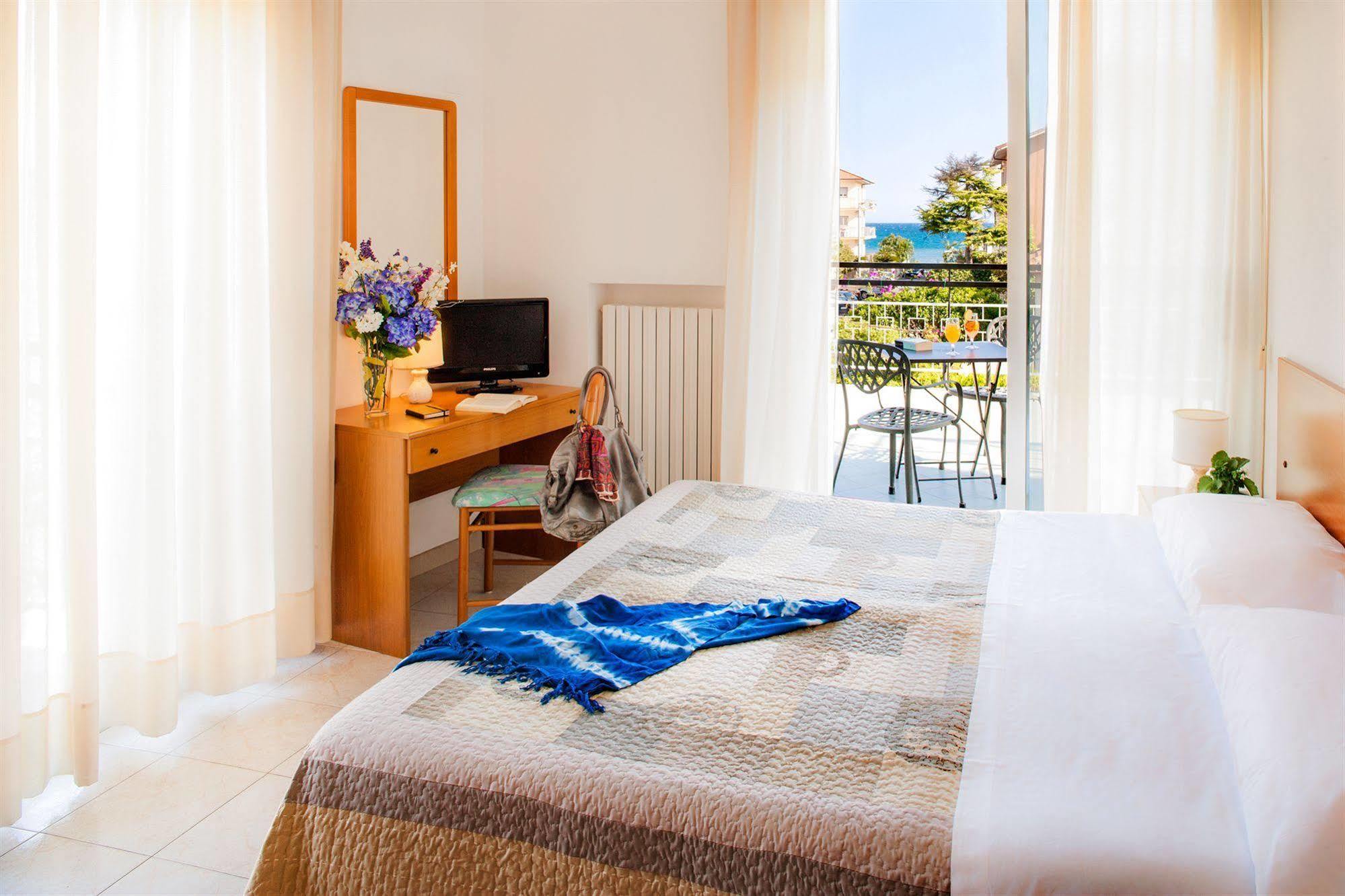 Hotel Virginia Diano Marina Kültér fotó